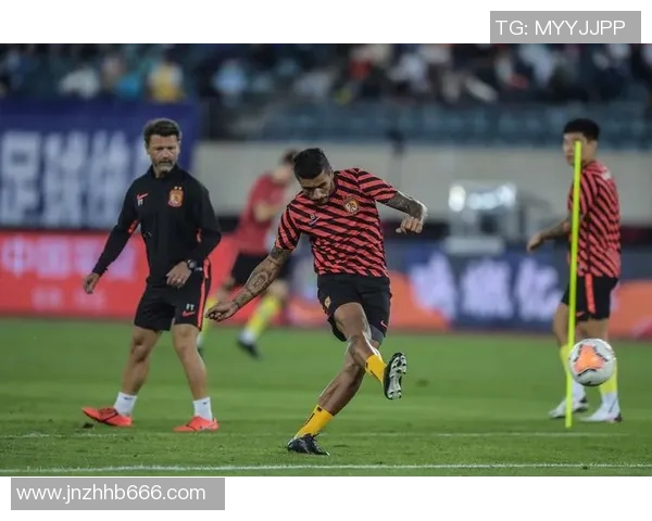 中超联赛焦点战山东鲁能迎战广州恒大淘宝争夺冠军荣耀